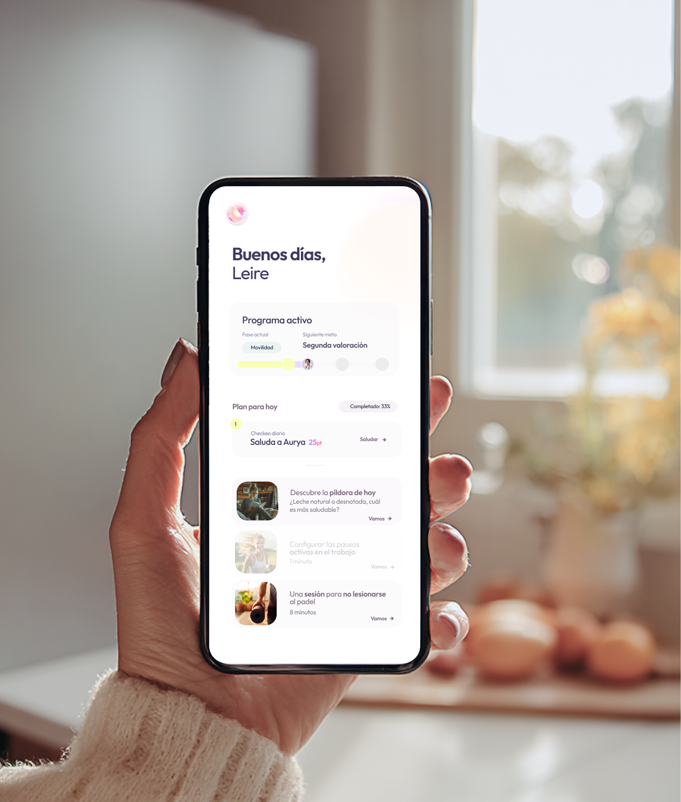 Persona utilizando la app de fisioterapia digital Fisify en su móvil, que ofrece planes personalizados de ejercicios y bienestar laboral basados en inteligencia artificial.