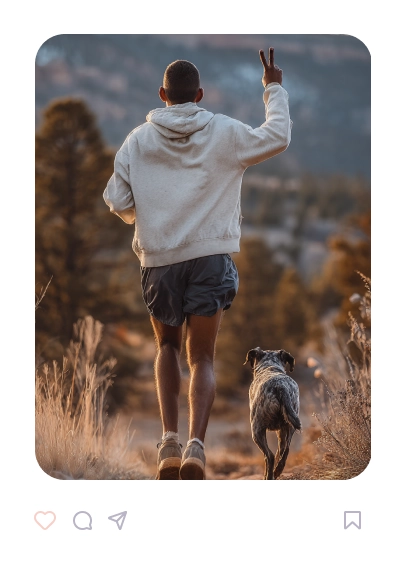 Hombre corriendo al aire libre con su perro, símbolo de un estilo de vida activo y saludable promovido por la fisioterapia digital personalizada de Fisify.