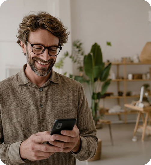 Fisioterapeuta observando un móvil mientras diseña un programa de ejercicios personalizado, representando la aplicación de tecnología digital en la fisioterapia y el seguimiento del paciente