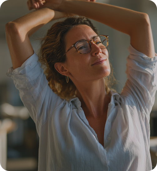 Mujer realizando ejercicios de estiramiento con sensores de seguimiento corporal, que muestran en tiempo real el análisis del movimiento y la postura mediante tecnología digital aplicada a la fisioterapia y el rendimiento físico.