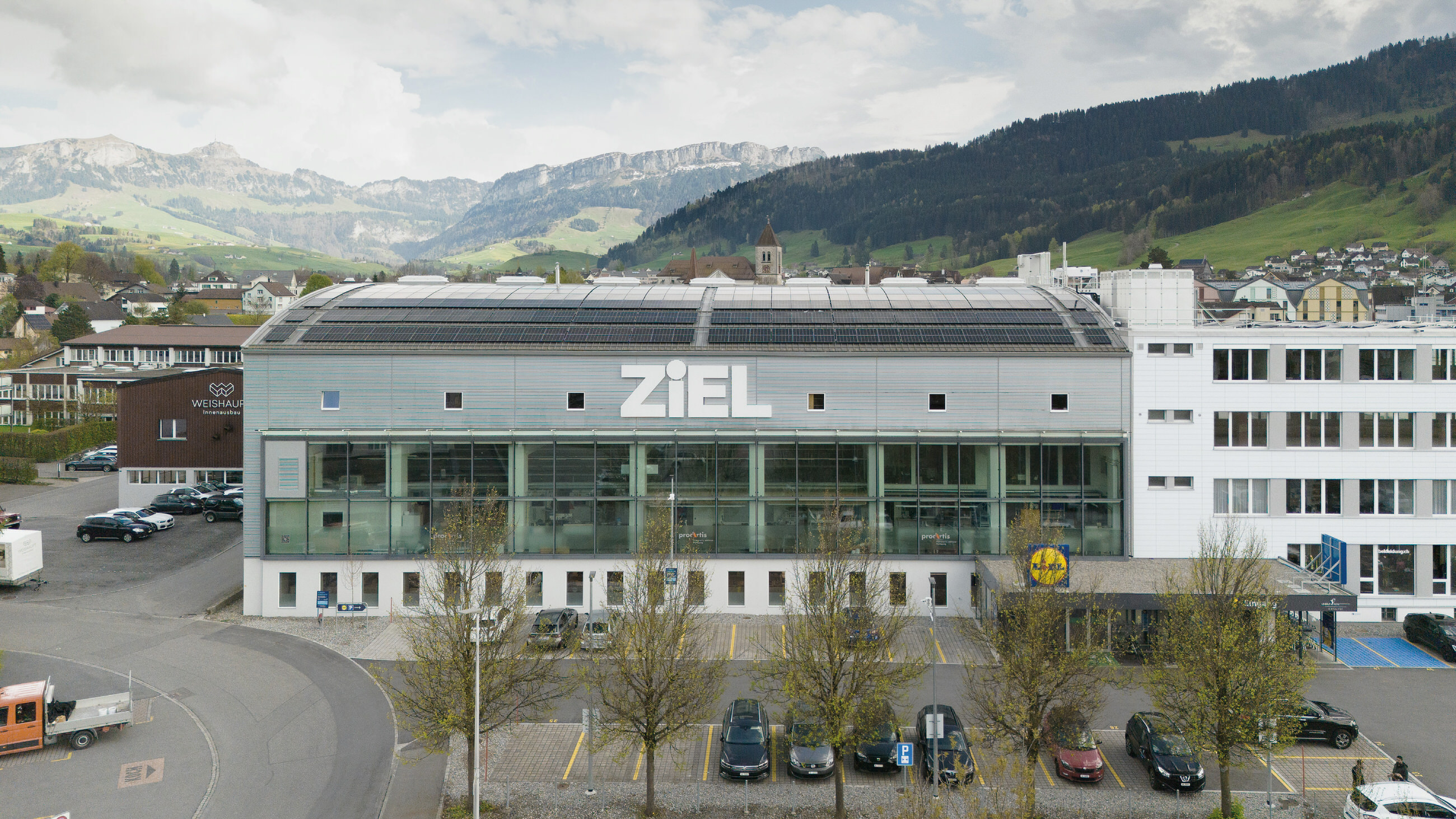Ziel-Areal, Halle, Fassade mit grossem Logo