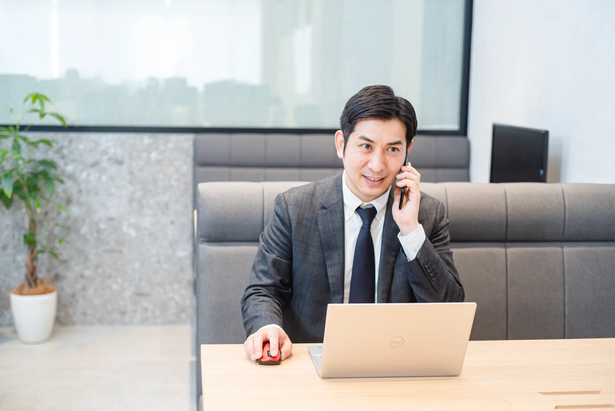 携帯電話で打ち合わせをする男性