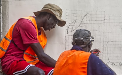 Entrepreneur en construction consultant son comptable sur un chantier au Quebec