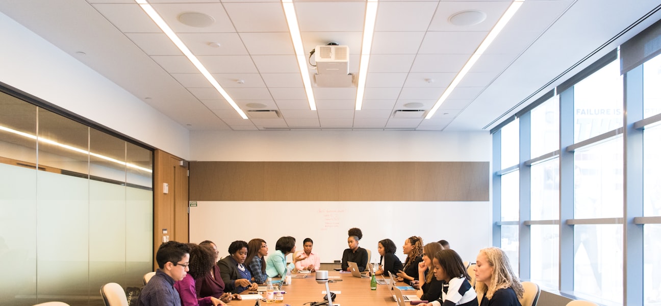 Rencontre entre un comptable et un entrepreneur facilitée par un courtier au Québec