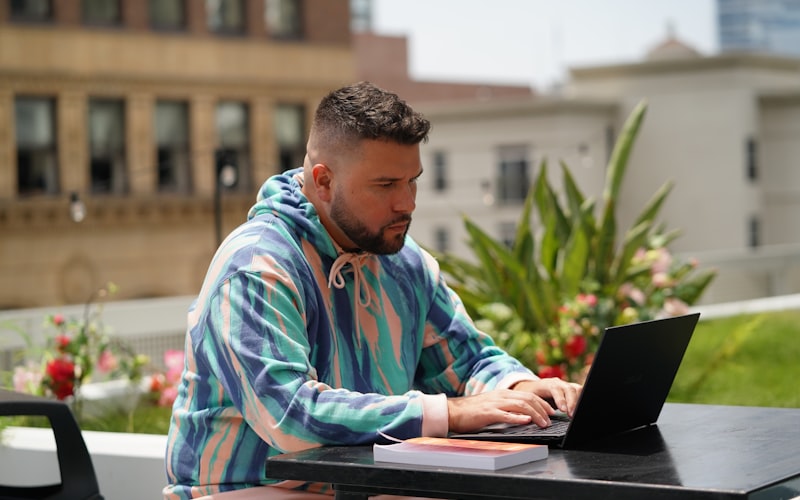 Entrepreneur travaillant sur un ordinateur portable
