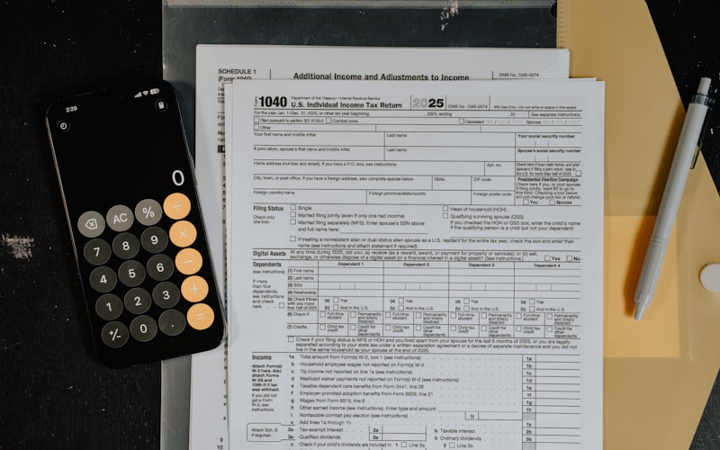 Formulaires fiscaux et calculatrice pour la déclaration d'impôt d'un travailleur autonome au Québec