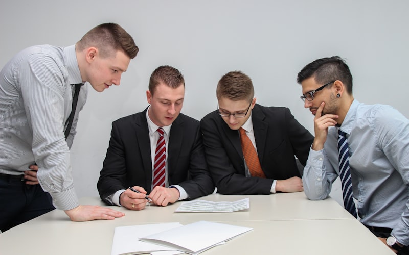 Professionnels comparant des offres comptables au Québec