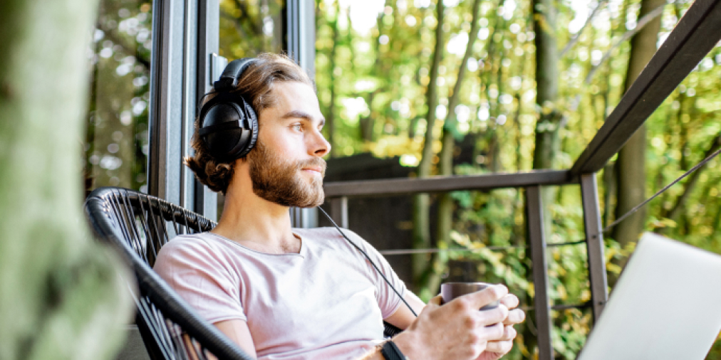 Illustration of a calm workspace representing time off and stress prevention