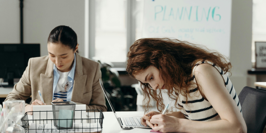 Kanban vs Scrum: cuándo elegir cada uno (y cuándo el híbrido es mejor)