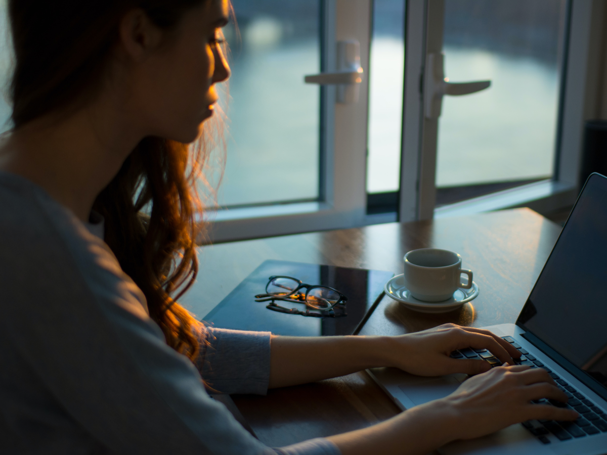 Concept illustration of a focused work setup for processing email in batched windows