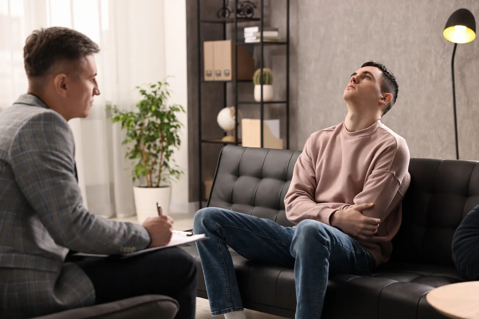 picture of an adult visiting a psychiatrist for an adhd assessment