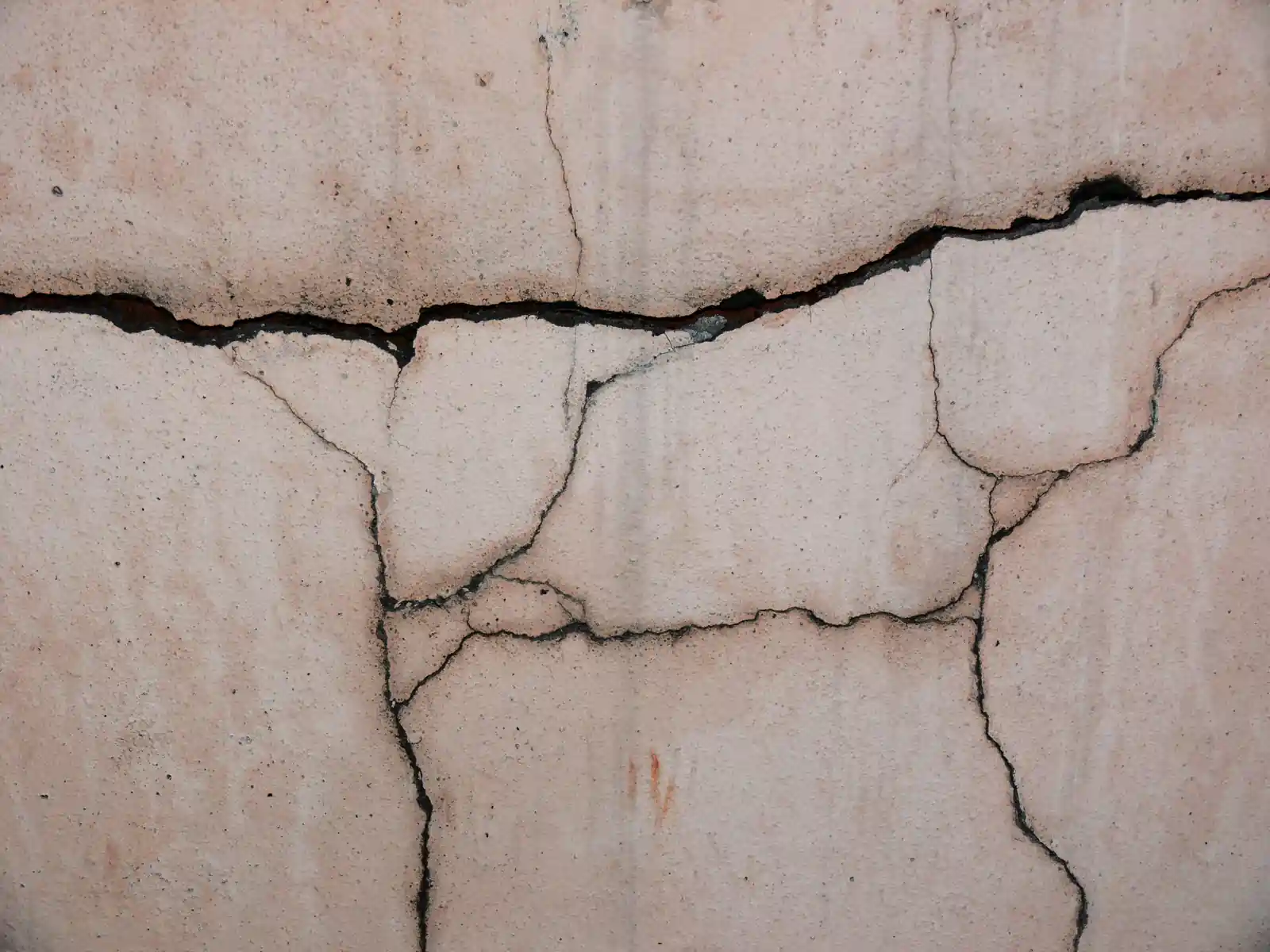 picture of a cracked wall foundation.