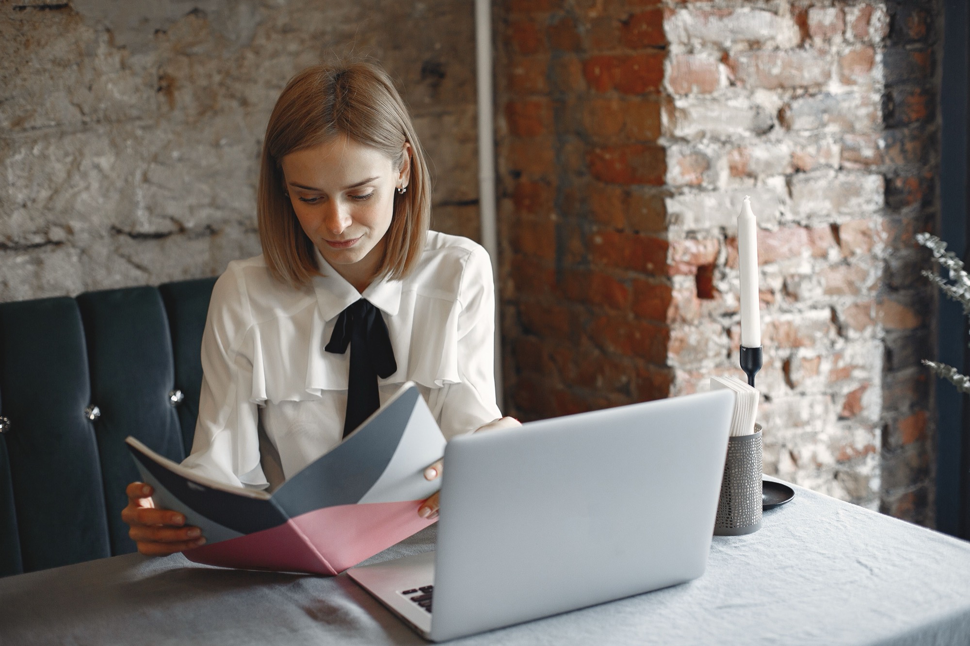 Cadre présentant un résumé clair sur un écran de direction