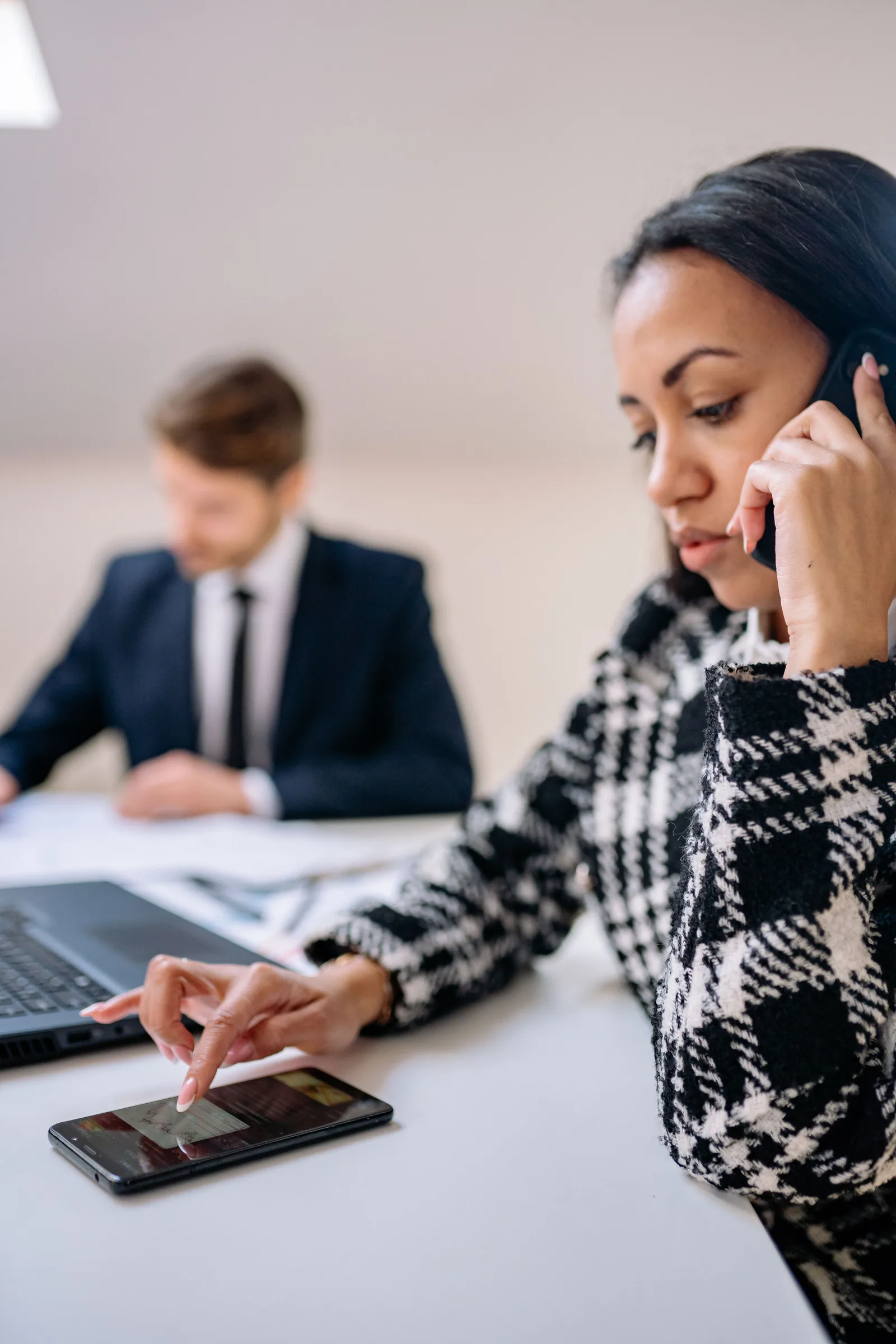 Manager coordinating a team during an urgent situation