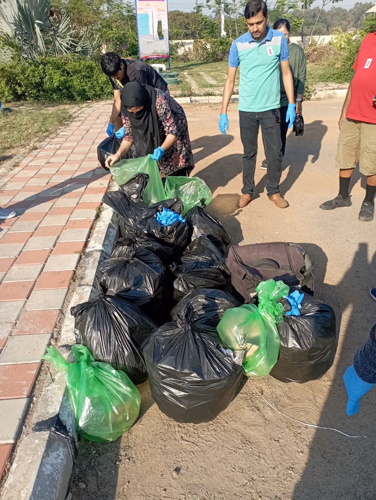 Plog run participants picking up litter