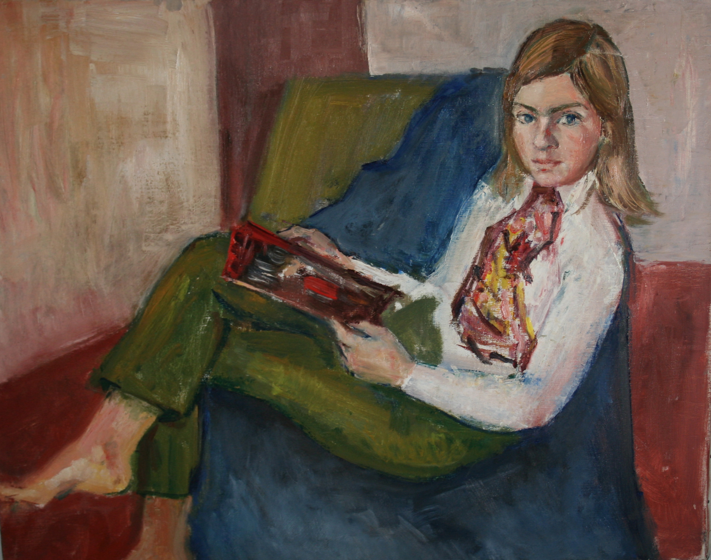 13-jarige Edi lezend in fauteuil