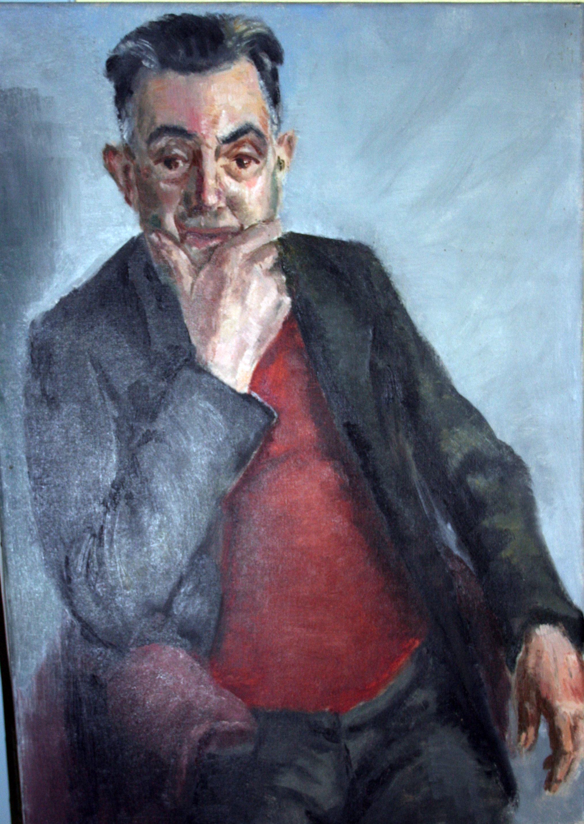 Man met hand onder kin