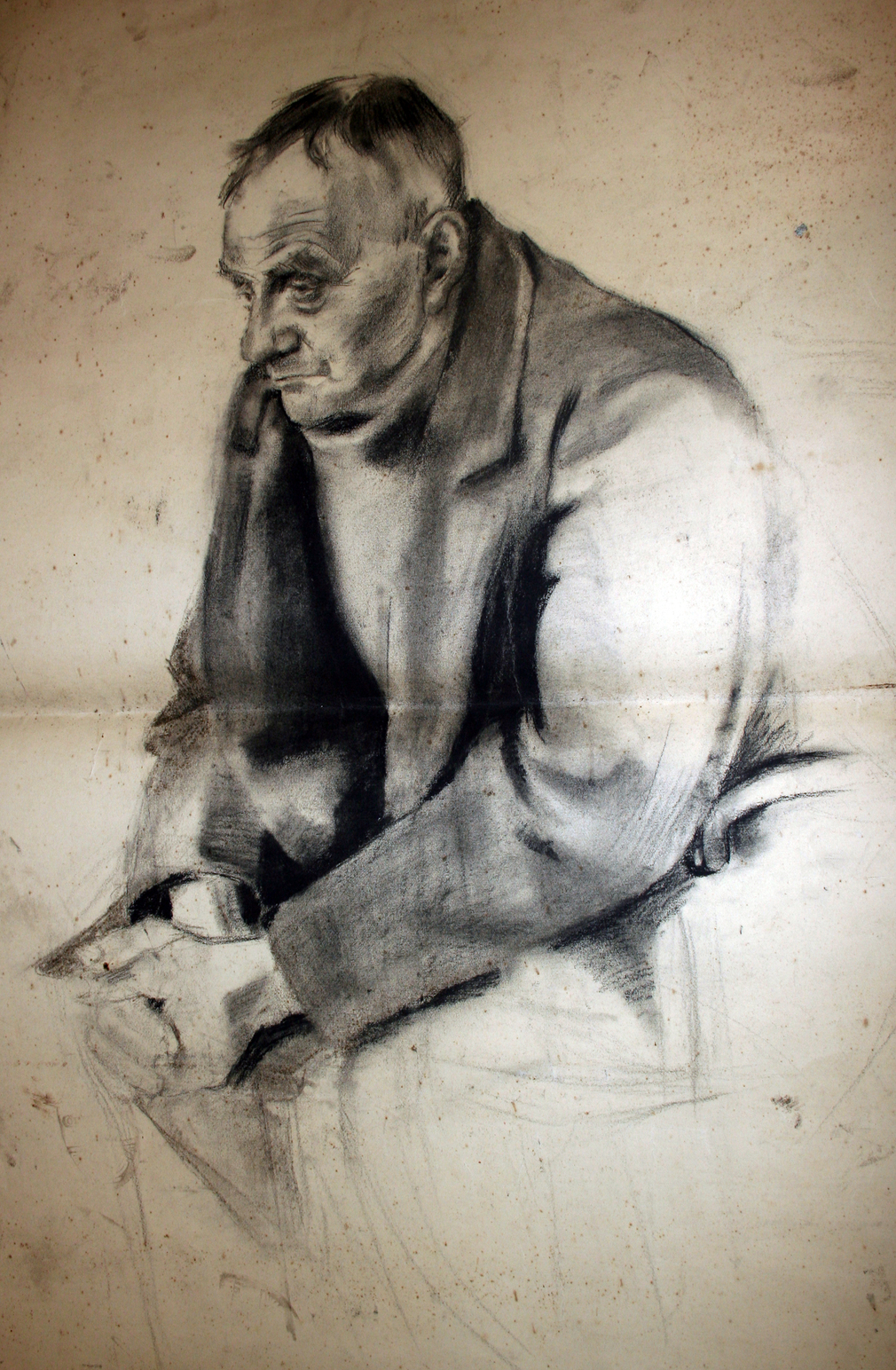 Oude man met overjas