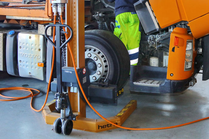 Un mécanicien de camion au travail