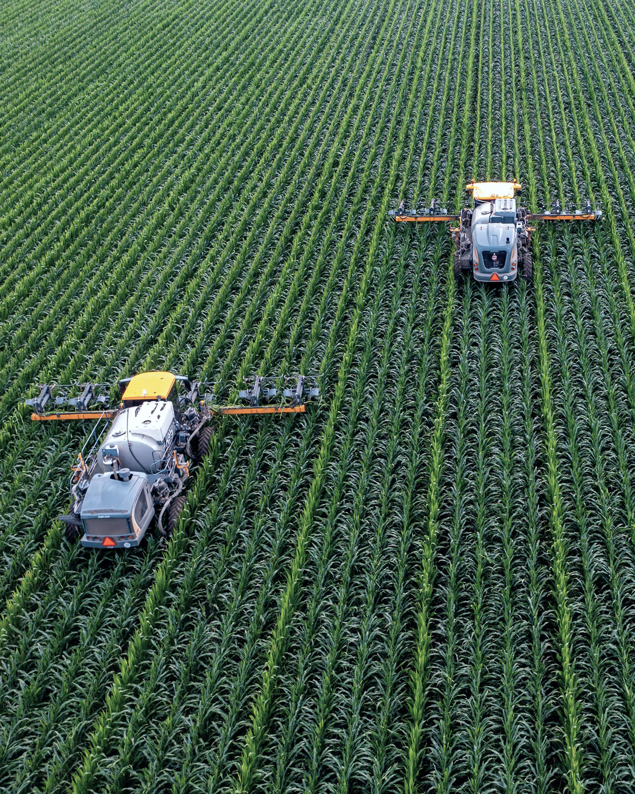 Eine kasachische Landwirtin prüft mithilfe moderner Messtechnik und Tablet die Bodenqualität auf ihrem Feld. Das Bild zeigt, wie High-Tech-Lösungen auch in entlegenen Regionen Anwendung finden.