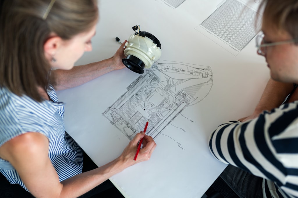 Ein fokussierter Mitarbeiter vor einem Monitor mit einer schematischen Darstellung der Innovation von Datalyze Solutions