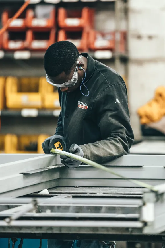 Industriarbeider som måler 