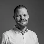 Portrettbilde i svart-hvitt av Lars Erik Lindhjem, Chief Marketing & Sales Officer i Axdata
