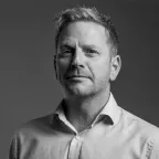 Portrettbilde i svart-hvitt av Henrik Bjerkaas, Chief Operating Officer i Axdata