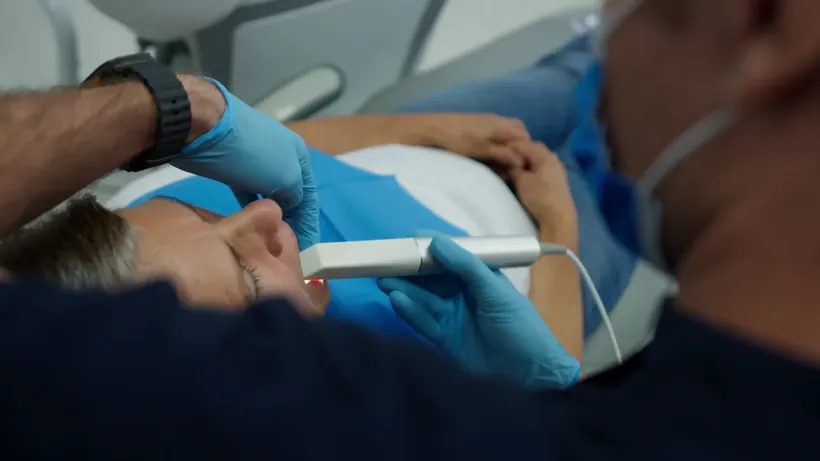Scanare intraorală pentru amprentă digitală la DentalCare Sîrbu