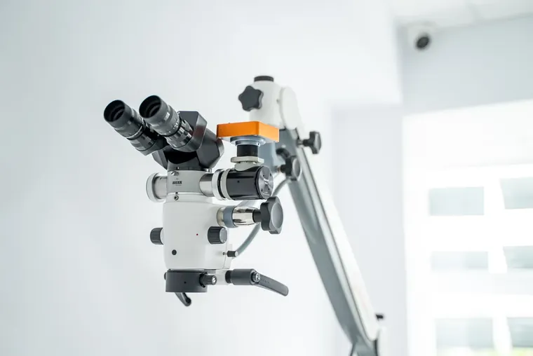 Microscop dentar folosit la tratamentul de canal, DentalCare Sîrbu Cluj