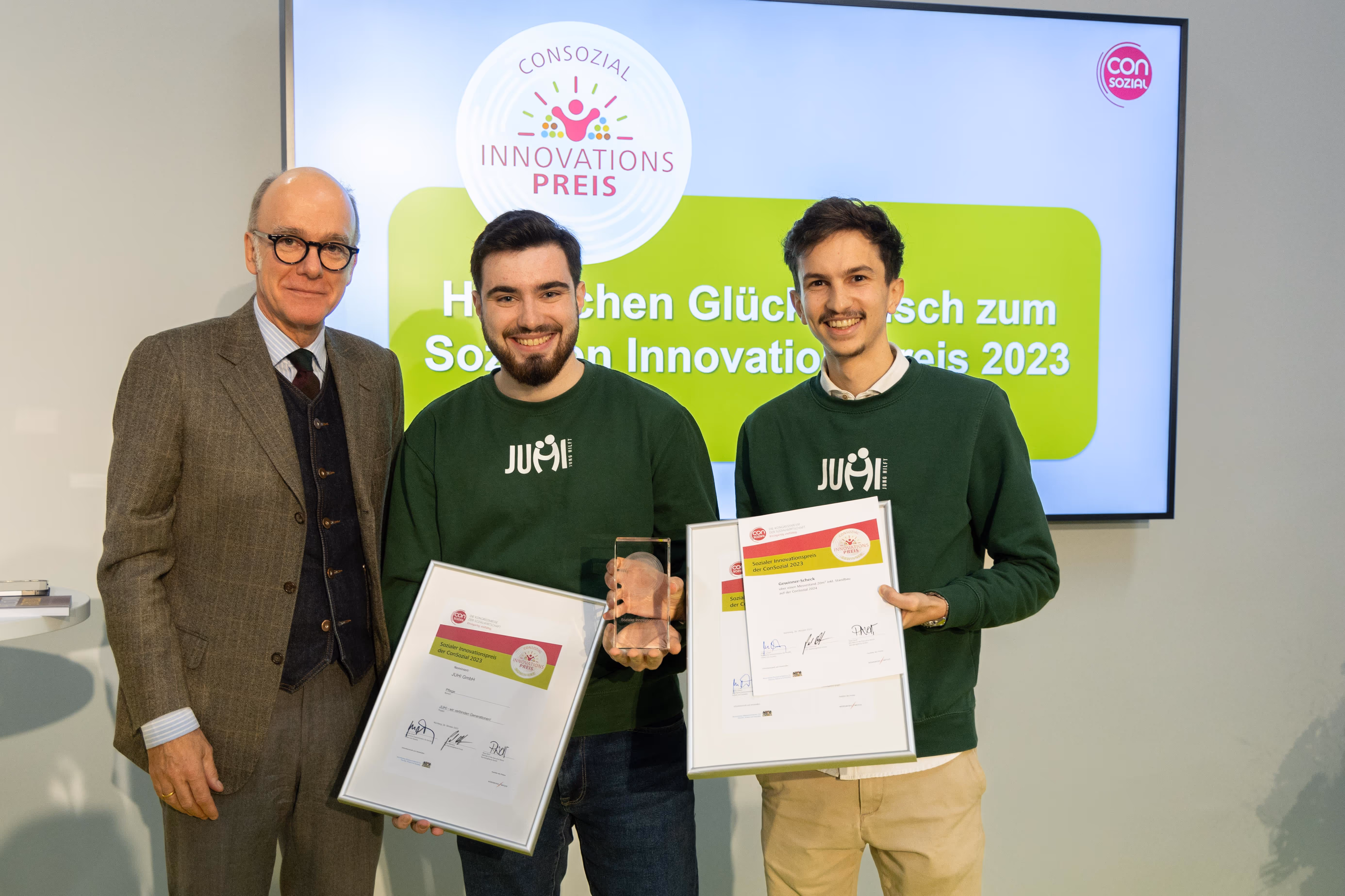 alt="Gründern Burak und Ali wird der Soziale Innovationspreis 2023 überreicht"