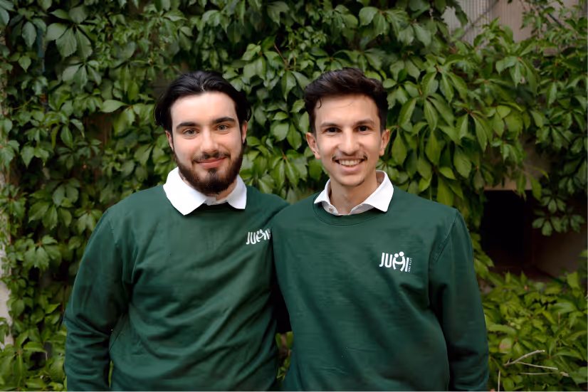 alt="Die Gründer Burak links und Ali rechts lächeln in die Kamera"