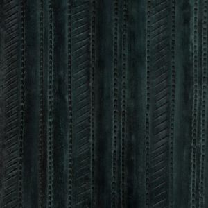 Un verde tinta, casi negro, surcado por finas vetas verticales: la más oscura de nuestras pátinas de verdín, serena y dramática.