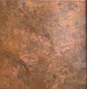 Tonos moteados de ámbar, rosa y castaño se extienden sobre el cobre cálido como el techo de una vieja casa de campo: una pátina suavemente envejecida, con el encanto del tiempo.