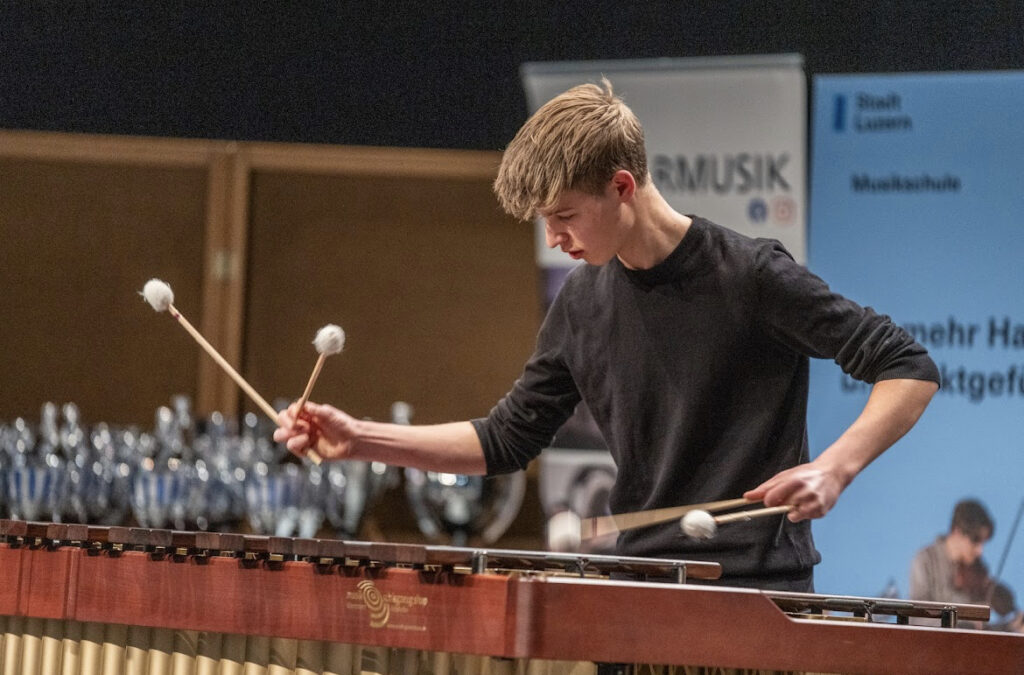 Laurin Caprez an der Marimba
