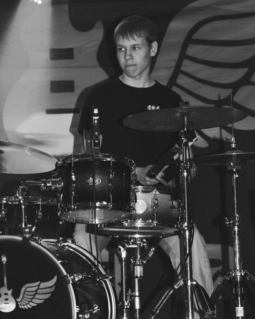 Tobias Rüedi am Drumset