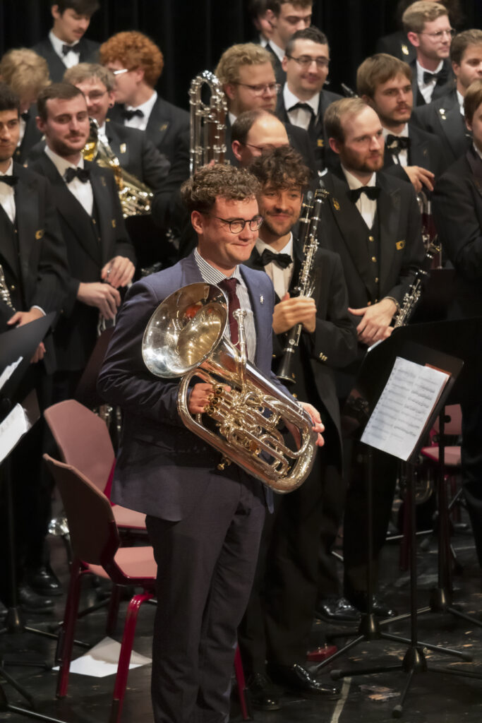 Vincent Crausaz con l'eufonio, sullo sfondo l'orchestra