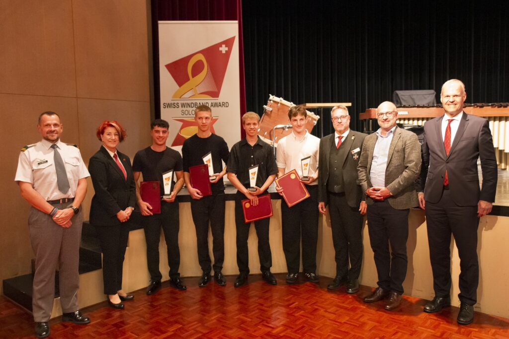 Les gagnants des SOLO-Finals Percussion en compagnie des organisateurs