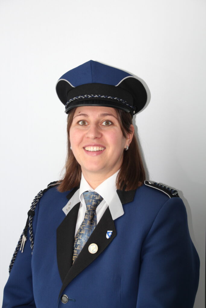 Nicole Kalbermatten porte l'uniforme de la société de musique Fafleralp de Blatten