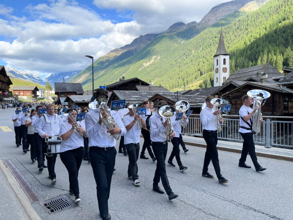 La société de musique Fafleralp de Blatten lors de son défilé à Kippel, trois mois après l'éboulement