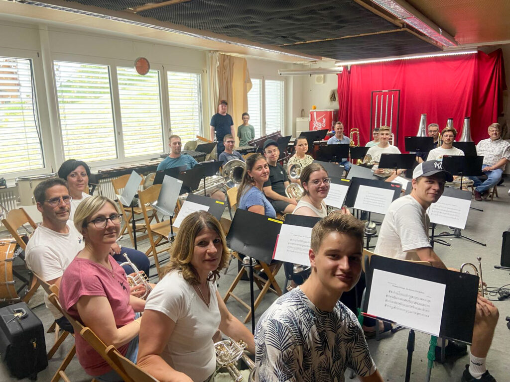 Musiciennes et musiciens dans une salle de répétition avec des instruments