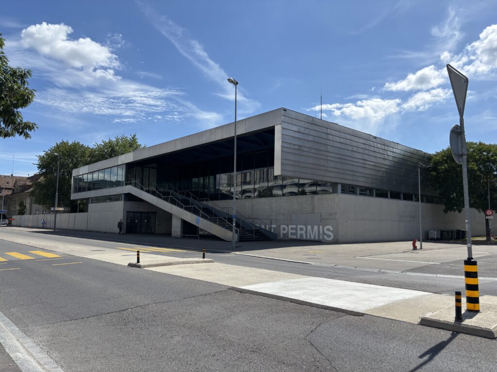Blick auf die Turnhalle der Esplanade im Stadtzentrum von Biel/Bienne