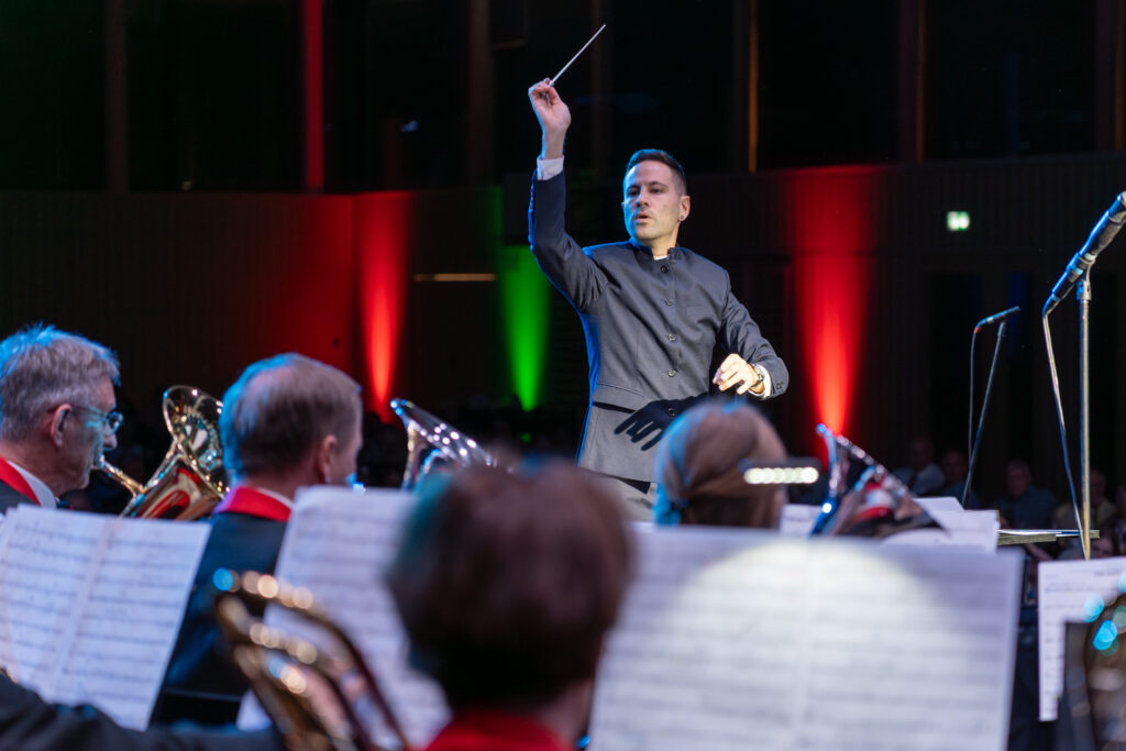 Gian Walker à la tête du Brass Band Feldmusik Knutwil 