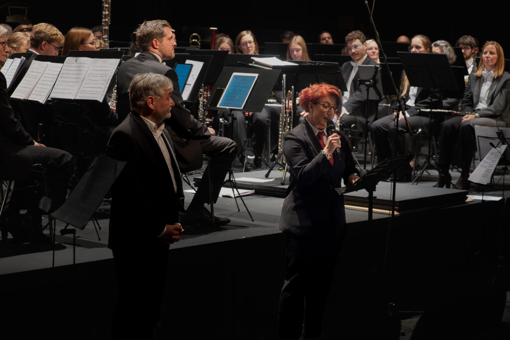 Luana Menoud-Baldi s'exprime devant un orchestre