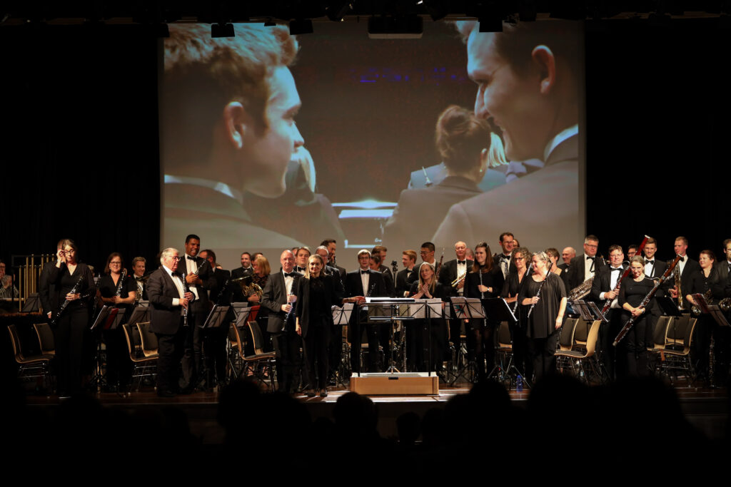 Le Sinfonische Blasorchester Bern (SIBO) à l'issue de la prestation en finale avec Emilie Chabrol