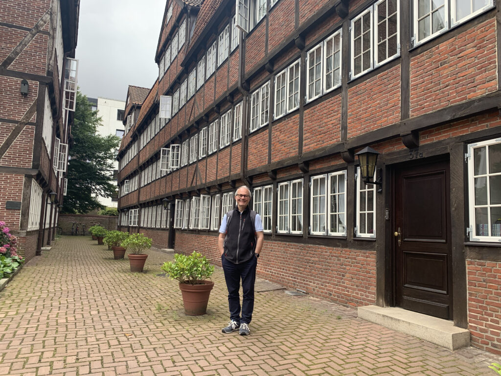 Giancarlo Gerosa devant le musée Brahms à Hambourg 