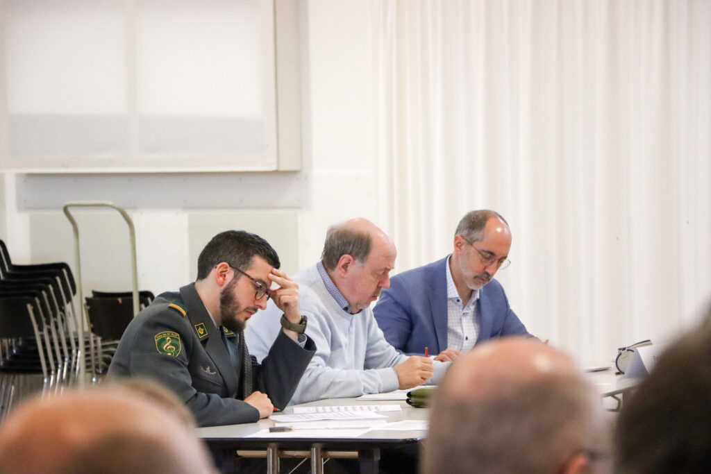 Le jury assis à une table.