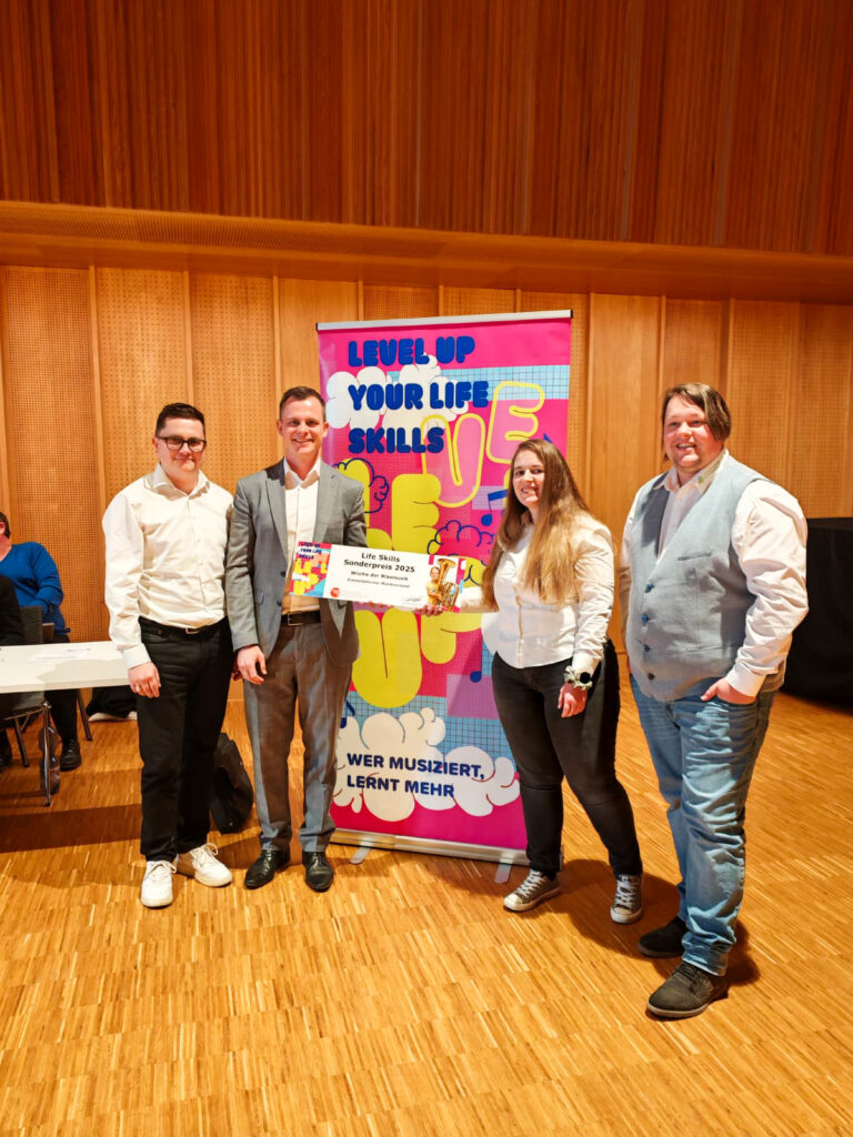 Les membres du comité de l'EMV et Fabio Küttel avec un chèque pour le prix spécial Life Skills.