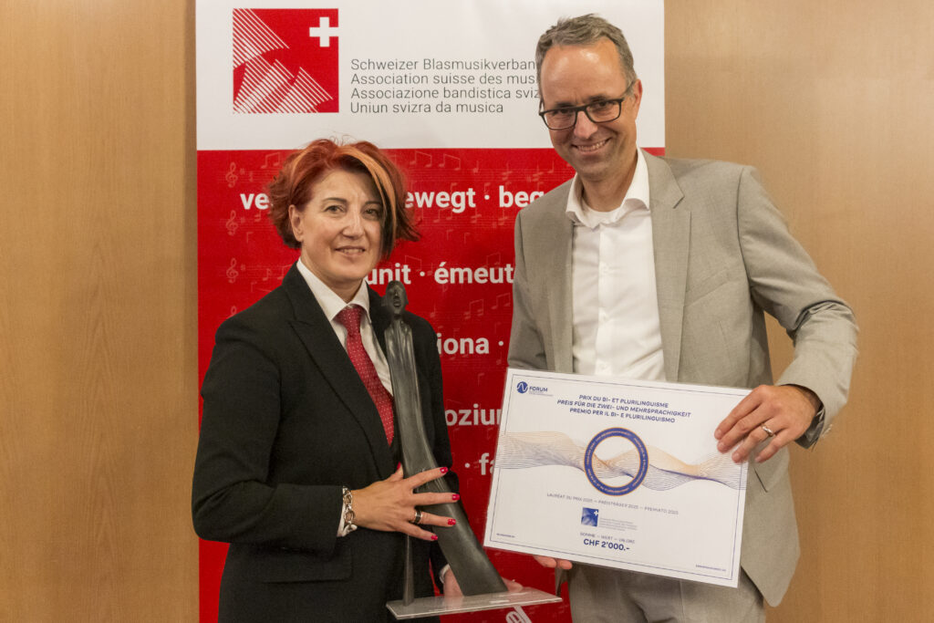 Luana Menoud-Baldi reçoit le prix des mains de René Graf