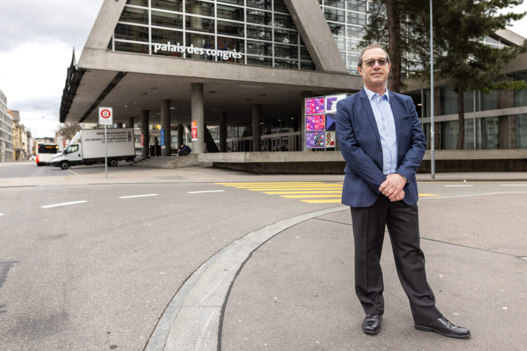 Eric Burkhard davanti al Palazzo dei Congressi di Biel/Bienne